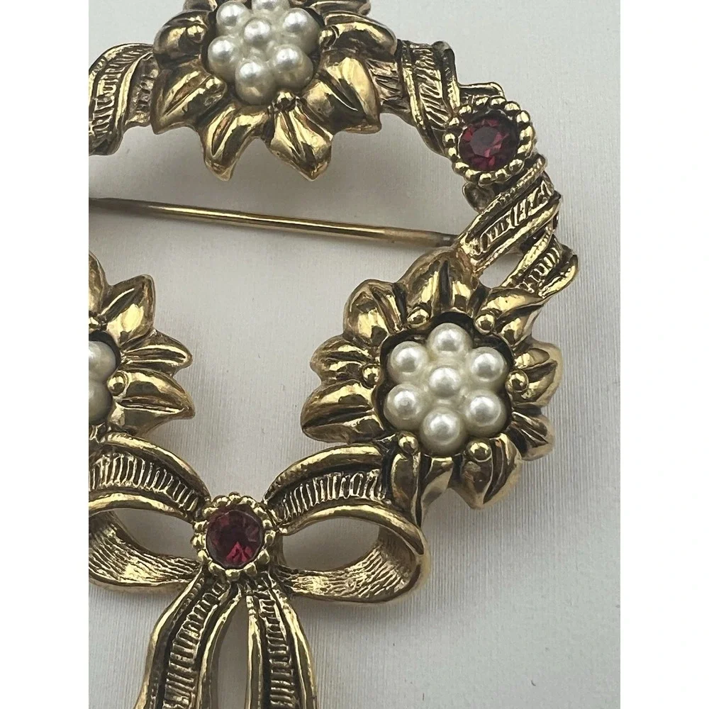 Vintage GAVIN Gold Wreath Brooch Faux Pearl Ruby Rhinestone Bow Size 1.75